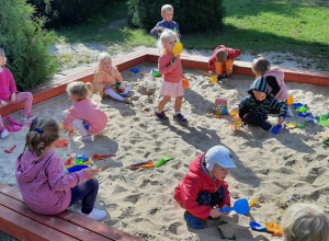 Najmłodsze przedszkolaki uwielbiają zabawy w ogrodzie